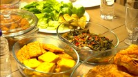 Dalam momen kunjungan Andre Taulany tersebut pun, ibunda Kiky Saputri telah menyajikan berbagai makanan. Mulai dari ikan gurame, tahu tempe lengkap dengan sambal dan lalapan. Foto: YouTube Taulany TV