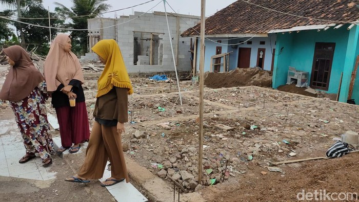 Potret rumah terdampak gempa di Desa Ciwalen Kecamatan Warungkondang Kabupaten Cianjur yang mangkrak, Selasa (14/3/2023)