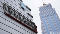 Karena beresiko tinggi, para pekerja itu dibekali alat-alat pengaman seperti tali dan helm.