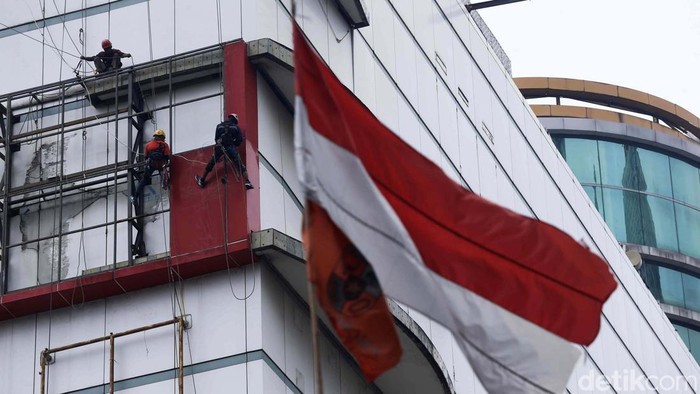 Banyak jenis pekerjaan yang dilakukan di ketinggian, salah satunya pembongkaran reklame. Pekerjaan ini sangat beresiko tinggi karena dilakukan di ketinggian.