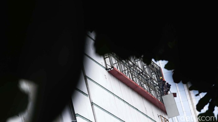 Potret Pekerja Reklame Menantang Ketinggian Banyak jenis pekerjaan yang dilakukan di ketinggian, salah satunya pembongkaran reklame. Pekerjaan ini sangat beresiko tinggi karena dilakukan di ketinggian.