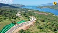 Dulu ruas menuju Desa Golo Mori merupakan jalan tanah dan berbatu dengan jarak tempuh 3 jam. Sekarang cukup ditempuh dalam 30 menit dari Kota Labuan Bajo, dengan pemandangan yang sangat indah. Foto: Dok. Kementerian PUPR