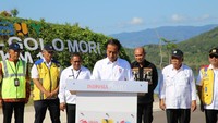 Jalan ini terbagi menjadi 5 segmen, yaitu Labuan Bajo – Simpang Nalis sepanjang 6,15 km, Simpang Nalis – Simpang Kenari sepanjang 6,50 km, Simpang Kenari –Warloka sepanjang 5,10 km, Warloka – Tanamori sepanjang 4,25 km, dan peningkatan jalan menuju Desa Golo Mori sepanjang 3 km. Foto: Dok. Kementerian PUPR