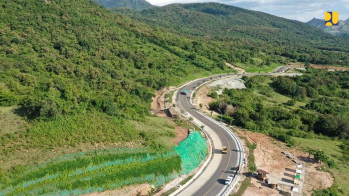 Presiden Jokowi Resmikan Jalan Akses Labuan Bajo - Golo Mori