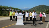 Peresmian Jalan dilakukan secara sederhana dengan penandatangan prasasti di KM 16 oleh Presiden Jokowi. Foto: Dok. Kementerian PUPR