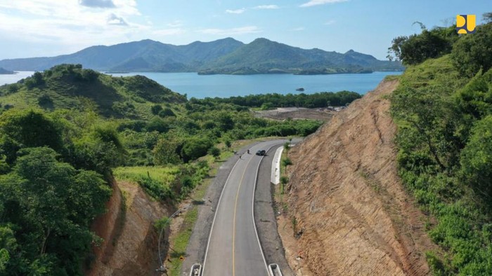 Presiden Jokowi Resmikan Jalan Akses Labuan Bajo - Golo Mori