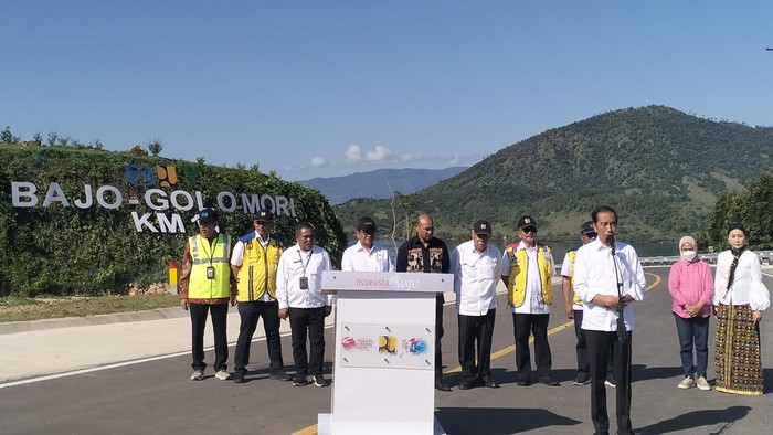 Presiden Jokowi saat meresmikan jalan Labuan Bajo-Golo Mori, Manggarai Barat, Nusa Tenggara Timur, Selasa (14/3/2023).