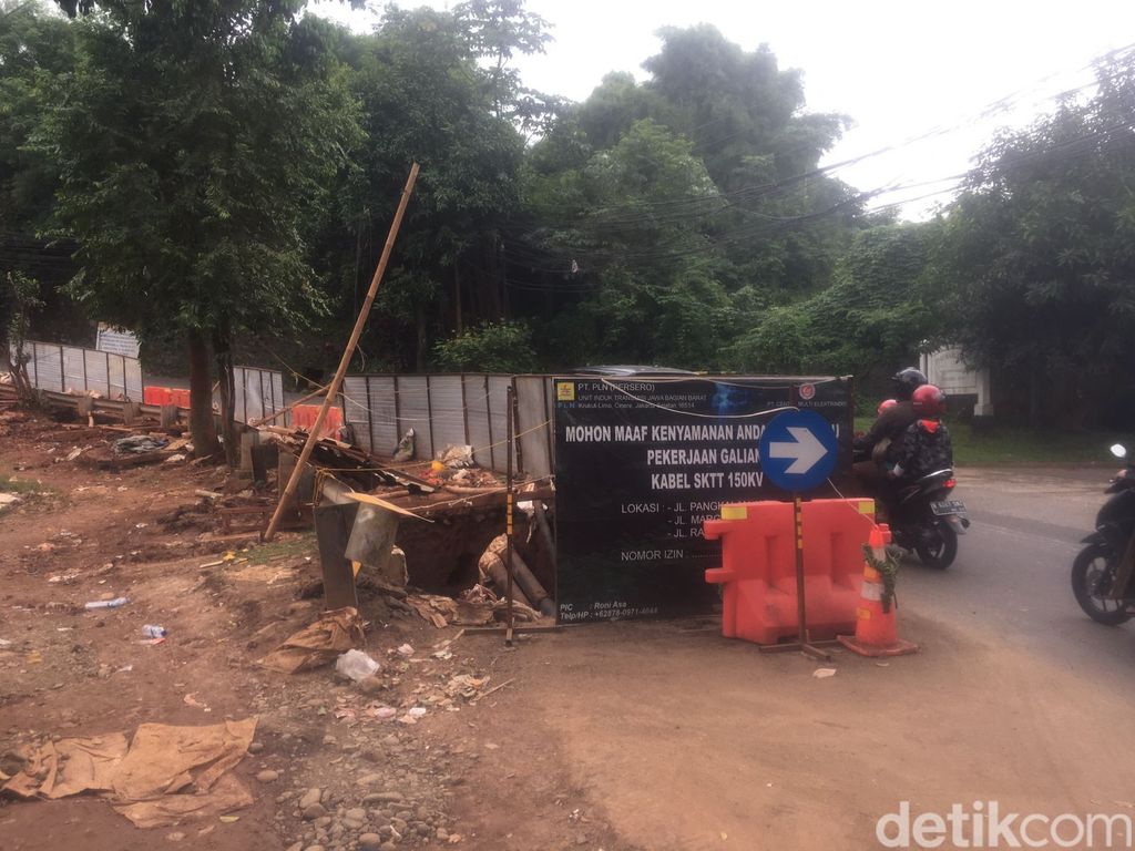 Proyek galian di Jl Margasatwa, Pondok Labu, Cilandak, Jaksel, 14 Maret 2023. (M Fariz At Thariqi/detikcom)