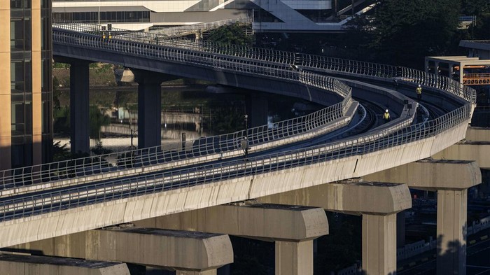 Foto udara jalur kereta 'Light Rail Transit' (LRT) yang telah dibangun di kawasan Dukuh Atas, Jakarta, Senin (13/3/2023). Menurut PT Kereta Api Indonesia (Persero), LRT Jabodebek dapat beroperasi sesuai target pada Juli 2023 usai mencapai progres 90 persen. ANTARA FOTO/M Risyal Hidayat/foc.