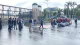 PRT Demo Desak Pengesahan RUU PPRT di Depan DPR, Gelar Tenda dan Panci