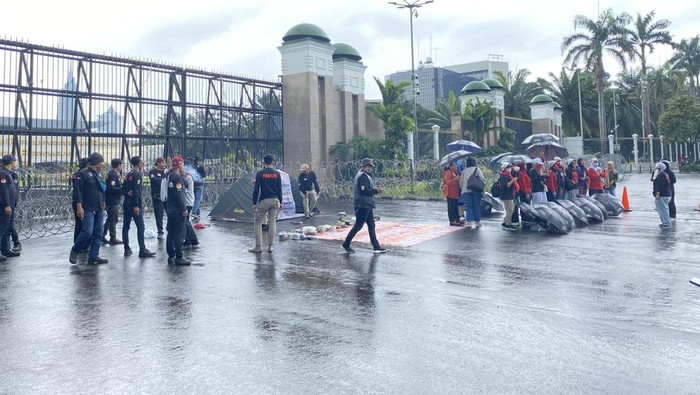 PRT demo di depan DPR RI