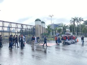 PRT Demo Desak Pengesahan RUU PPRT di Depan DPR, Gelar Tenda dan Panci