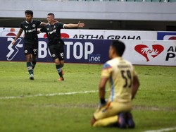 Pesepak bola Persikabo 1973 Bruno Dybal (kanan) melakukan selebrasi dengan rekan setimnya Dimas Drajad (kiri) usai mencetak gol kegawang Rans Nusantara dalam lanjutan BRI Liga 1 di Stadion Pakansari, Kabupaten Bogor, Jawa Barat, Selasa (14/3/2023).