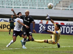 Pesepak bola Persikabo 1973 Juninho (tengah) melakukan tendangan ke arah gawang dihadang kiper Rans Nusantara Wawan Hendrawan (kanan) dalam lanjutan BRI Liga 1 di Stadion Pakansari, Kabupaten Bogor, Jawa Barat, Selasa (14/3/2023).