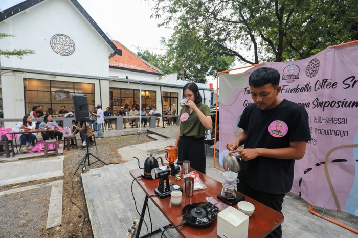Relawan Srikandi Ganjar Jawa Timur menggelar kompetisi meracik kopi atau Funbattle Coffee di Simposium Coffee, Kota Probolinggo, Jatim, Selasa (14/3).