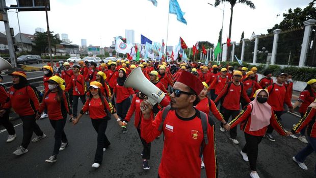 Ribuan buruh menggelar demonstrasi menolak pengesahan Undang-undang Omnibus Law Cipta Kerja di depan Gedung DPR/MPR RI, Selasa (14/3/2023).  (CNBC Indonesia/Trisusilo)
