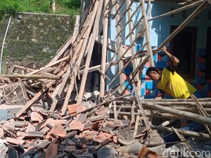 Brukk! Truk Uruk Proyek Tol Jogja-Solo Melorot Timpa Rumah Warga