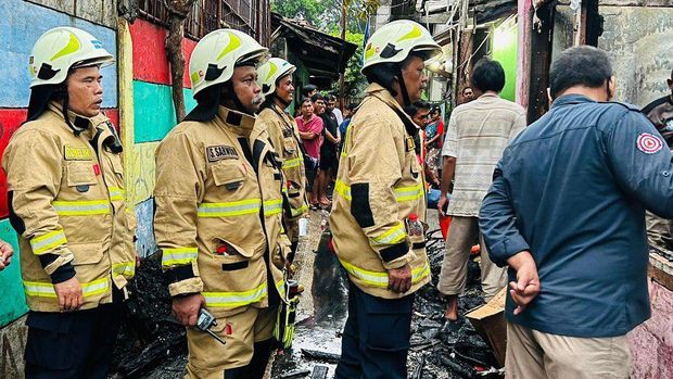 Rumah warga yang berlokasi di Kebayoran Lama, Jaksel dilaporkan terbakar dini hari tadi. Akibatnya, satu orang meninggal dunia akibat insiden tersebut. (Instagram @damkarjaksel)