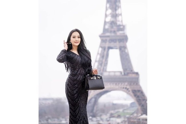 Bak efek domino, kasus Mario mengungkap gaya hidup mewah pejabat lainnya. Seperti keluarga Kepala Badan Pertanahan Nasional (BPN) Jakarta Timur Sudarman Harjasaputra. Istrinya, Vidya Piscarita viral setelah akun Twitter @PartaiSocmed mengunggah foto-foto penampilannya yang disertai barang-barang keluaran luxury brand. Ia juga menyertakan foto tangkapan layar yang dilengkapi info harga tas tersebut. Tertera harganya hampir menyentuh Rp 600 juta. Sedangkan untuk gaunnya Elie Saab harganya US$ 12.457 atau hampir 200 juta, tambah akun itu di utasnya. (Foto: Twitter)