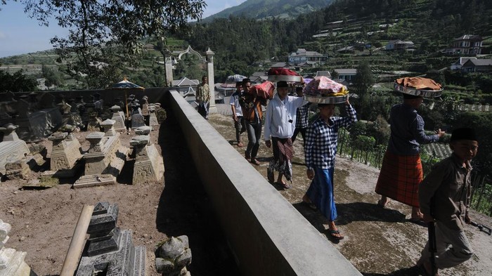 Sambut Ramadan, Warga Boyolali Gelar Tradisi Sadranan Warga berkumpul untuk berdoa bersama saat tradisi sadranan di Jurang Jero, Jrakah, Selo, Boyolali, Jawa Tengah, Selasa (14/3/2023). Tradisi sadranan untuk mendoakan para leluhur yang telah meninggal dunia dan menyambut bulan Ramadhan.