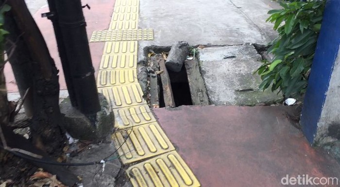#SaveSiJalurKuning guiding block Jl Dewi Sartika terhalang pelbagai macam rintangan. 14 Maret 2023. (Fathia Nabila Qonita/detikcom)