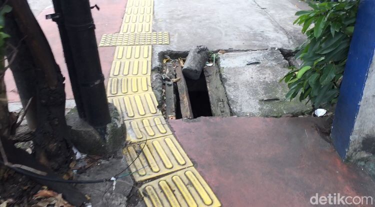 #SaveSiJalurKuning guiding block Jl Dewi Sartika terhalang pelbagai macam rintangan. 14 Maret 2023. (Fathia Nabila Qonita/detikcom)