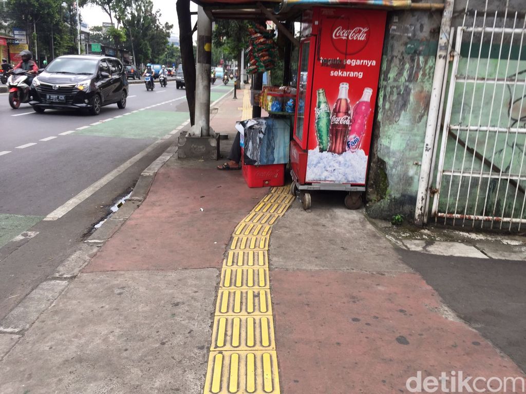 #SaveSiJalurKuning guiding block Jl Dewi Sartika terhalang pelbagai macam rintangan. 14 Maret 2023. (Fathia Nabila Qonita/detikcom)