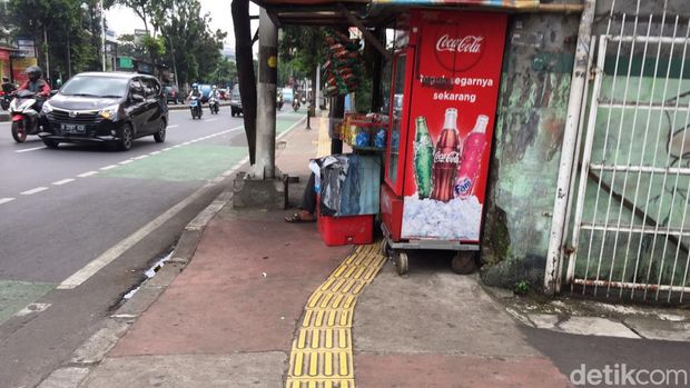 #SaveSiJalurKuning guiding block Jl Dewi Sartika terhalang pelbagai macam rintangan. 14 Maret 2023. (Fathia Nabila Qonita/detikcom)