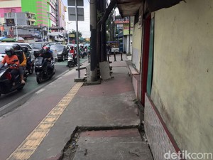 #SaveSiJalurKuning: 13 Rintangan Tunanetra di 1 Km Trotoar Jl Dewi Sartika