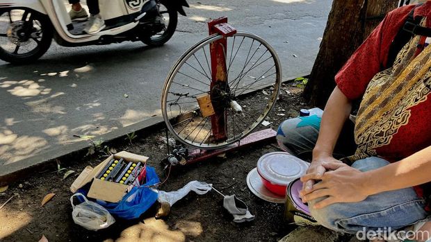 Semangat Bayu Penghuni Tenda Sepeda, Viral Berkat Tenaga Listrik Buatan Sendiri