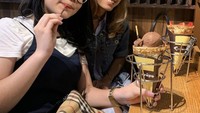 Salah satunya ketika Cinta Kuya menikmati sajian crepe dengan es krim di kafe terkenal di Manhattan, New York. Foto: Instagram @cintakuya