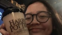  Kalau ini momen saat Cinta Kuya menonton pertunjukkan Harry Potter. Ia juga sembari mencoba minuman khasnya, butter beer. Foto: Instagram @cintakuya