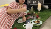 Anak pertama Uya Kuya dan Astrid Kuya ini terlihat sedang ngeteh cantik sambil menikmati potongan kue dan cokelat. Foto: Instagram @cintakuya