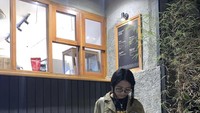 Tak hanya di luar negeri, Cinta Kuya juga senang nongkrong di kafe Indonesia. Salah satunya saat ia pergi ke kafe di Bandung. Foto: Instagram @cintakuya