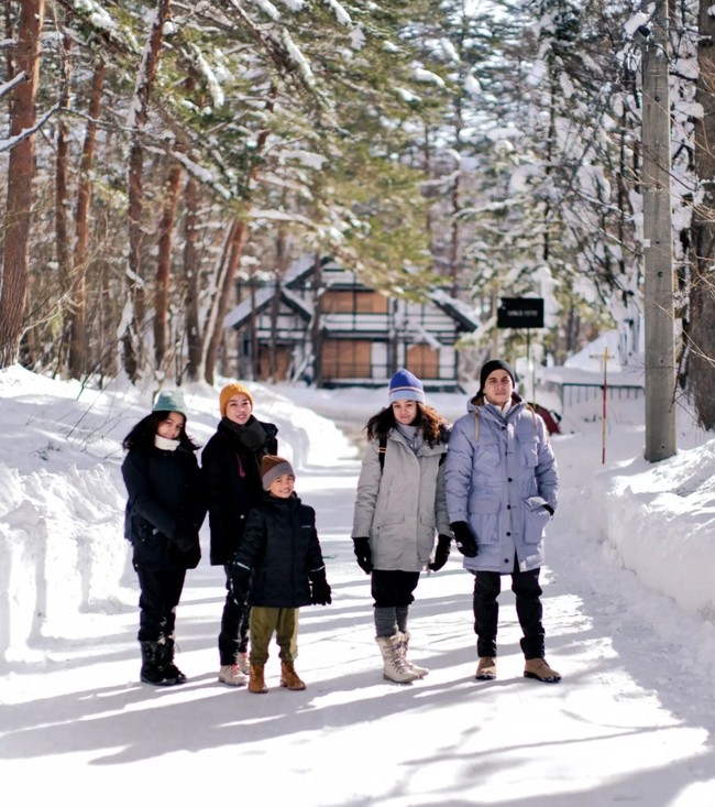 Shaista merupakan anak pertama dari Rionaldo Stokhorst dan istrinya, Aureli Beata Schulz. Shaista memiliki 2 orang adik yang bernama Shanika Thanaa Stokhorst dann Raqilla Shagufta Stokhorst. Foto: Instagram/@rio.stokhorst