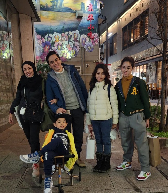 Begini potret Shaista saat tengah berlibur bersama keluarganya. Kalau dilihat-lihat, wajah Shaista lebih mirip dengan ibu atau ayahnya ya? Foto: Instagram/@rio.stokhorst