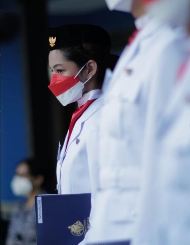 Melalui unggahannya terlihat jika Shaista pernah menjadi salah satu paskibraka di sekolahnya. Ia menjadi salah satu petugas di upacara bendera peringatan HUT RI ke-77 pada Agustus 2022. Foto: Instagram/@sh4ista