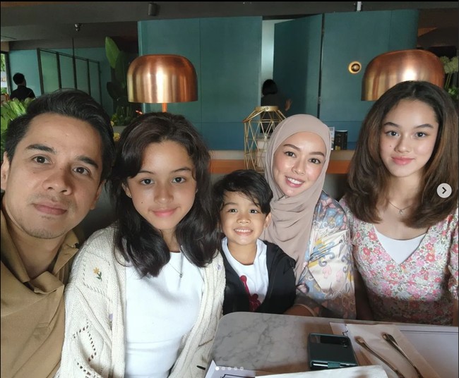 Sudah remaja, penampilan Shaista pun jadi semakin menawan dengan pulasan makeup tipis dan natural yang membuat wajahnya jadi lebih merona. Foto: Instagram/@rio.stokhorst