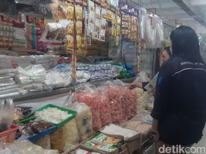 Petugas Temukan Makanan Kedaluwarsa Masih Dijual di Pasar Tradisional Solo