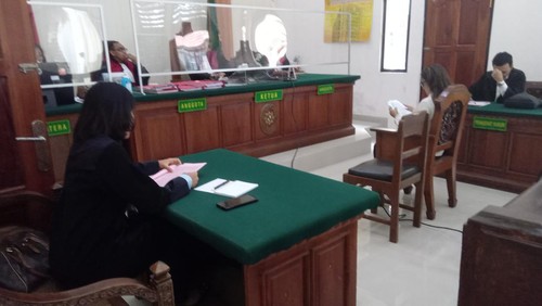Terdakwa kasus penipuan pembuatan Visa KITAS menjalani sidang dengan agenda pembacaan dakwaan di PN Denpasar, Selasa (14/3/2023).