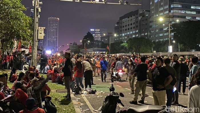 Suasana di depan DPR pukul 18.40 WIB. (Devi/detikcom)