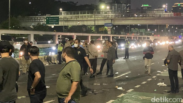 Suasana di depan DPR pukul 19.10 WIB.