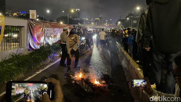 Suasana di depan DPR pukul 19.10 WIB.