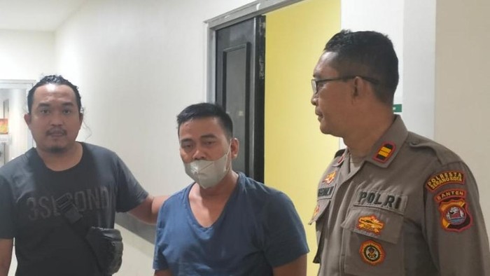 Suhendi saat diamankan polisi (tengah)-(dok. Istimewa)
