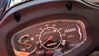 Dari segi fitur, tak ada yang spesial dari kendaraan baru tersebut. Pabrikan masih membekalinya dengan panel instrumen analog, kunci konvensional dan tanpa soket pengisian daya ponsel. Foto: Greatbiker.