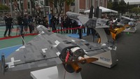 Awak media memeriksa drone UAV anti-radiasi produksi lokal di National Chung-Shan Institute of Science and Technology (NCSIST) di Taichung, Taiwan, Selasa (14/3/2023).  