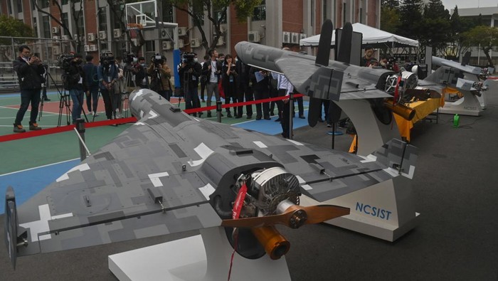 Taiwan Pamer Kekuatan Drone Militer Buatan Sendiri Locally produced anti-radiation UAV are seen on display during a media tour at the National Chung-Shan Institute of Science and Technology (NCSIST) in Taichung on March 14, 2023. (Photo by Sam Yeh / AFP) (Photo by SAM YEH/AFP via Getty Images)
