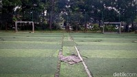 Sayangnya, fasilitas di Taman Persib ini sudah rusak. Rumput sintetis lapangan futsal dan sepak bola mengelupas, alias rusak. Kondisinya bergelombang. Tak rata (Foto: Sudirman Wamad/detikJabar).