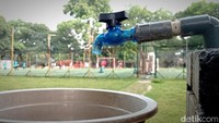 Sementara itu, keran air cuci tangan rusak. Atau, bisa jadi airnya yang tidak ada. Beberapa jalur joging juga tak dilapisi rumput sintetis (Foto: Sudirman Wamad/detikJabar).