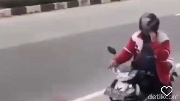 Tangkapan layar video viral seorang pria pamer kemaluan di Padang, Sumbar.